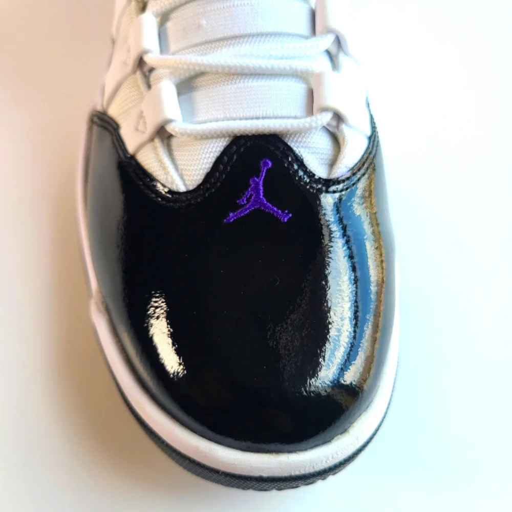 Air Jordan Max Aura Basketball Shoes White/Black AQ9084-121 Men Size 11.